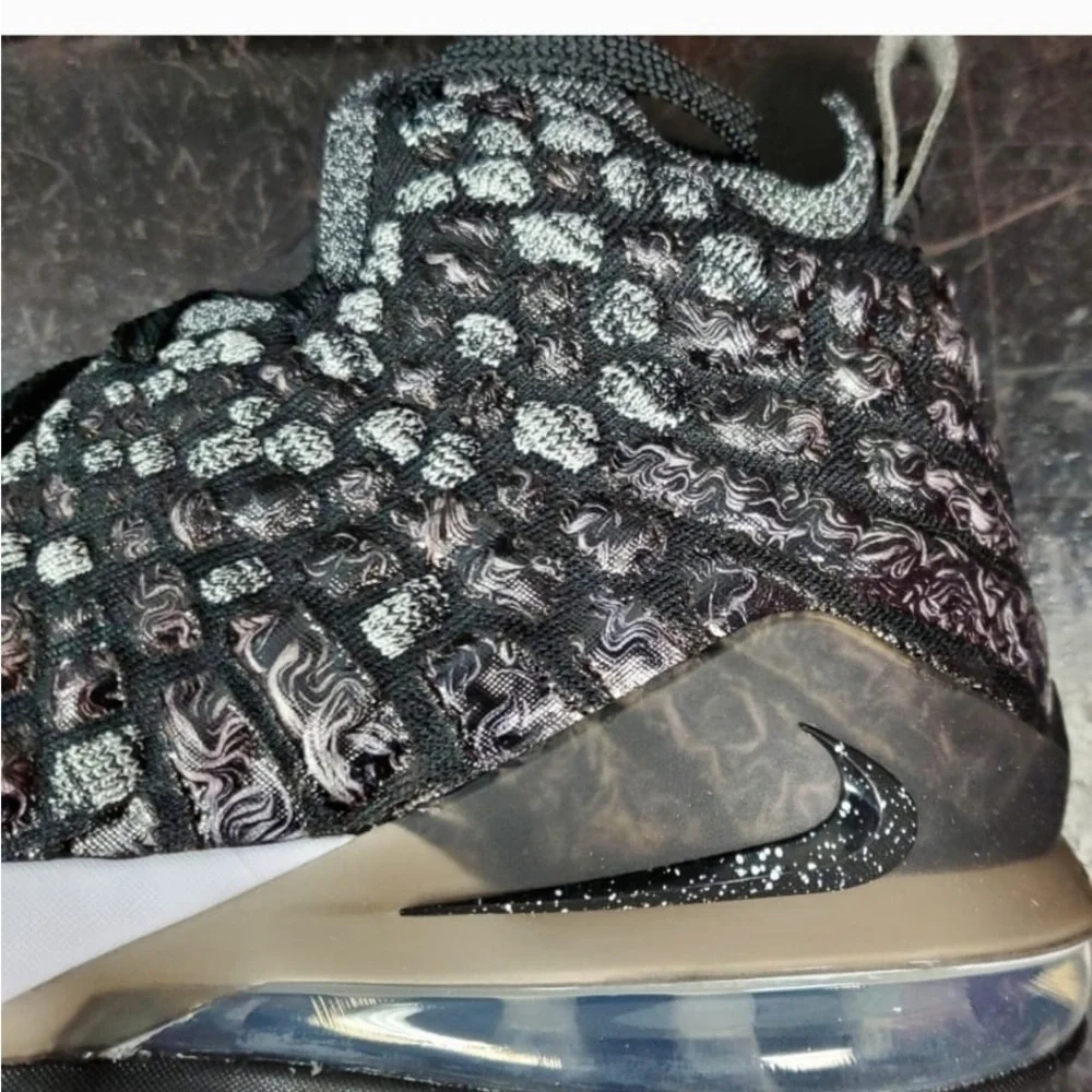 Nike LeBron 17 sz 5.5y black